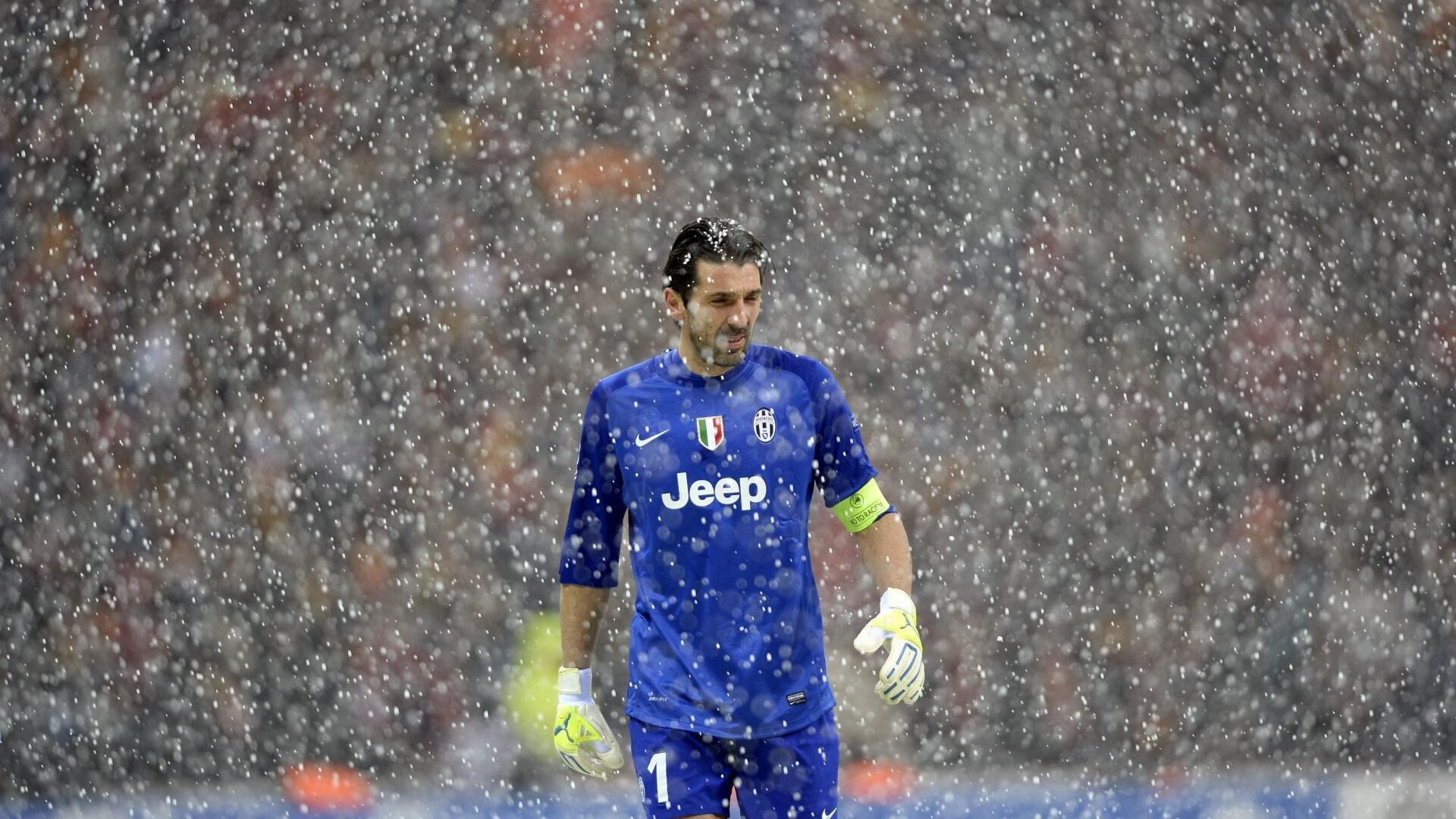 _海底探秘：潜水泅渡中的水肺网球挑战_，水肺潜水视频