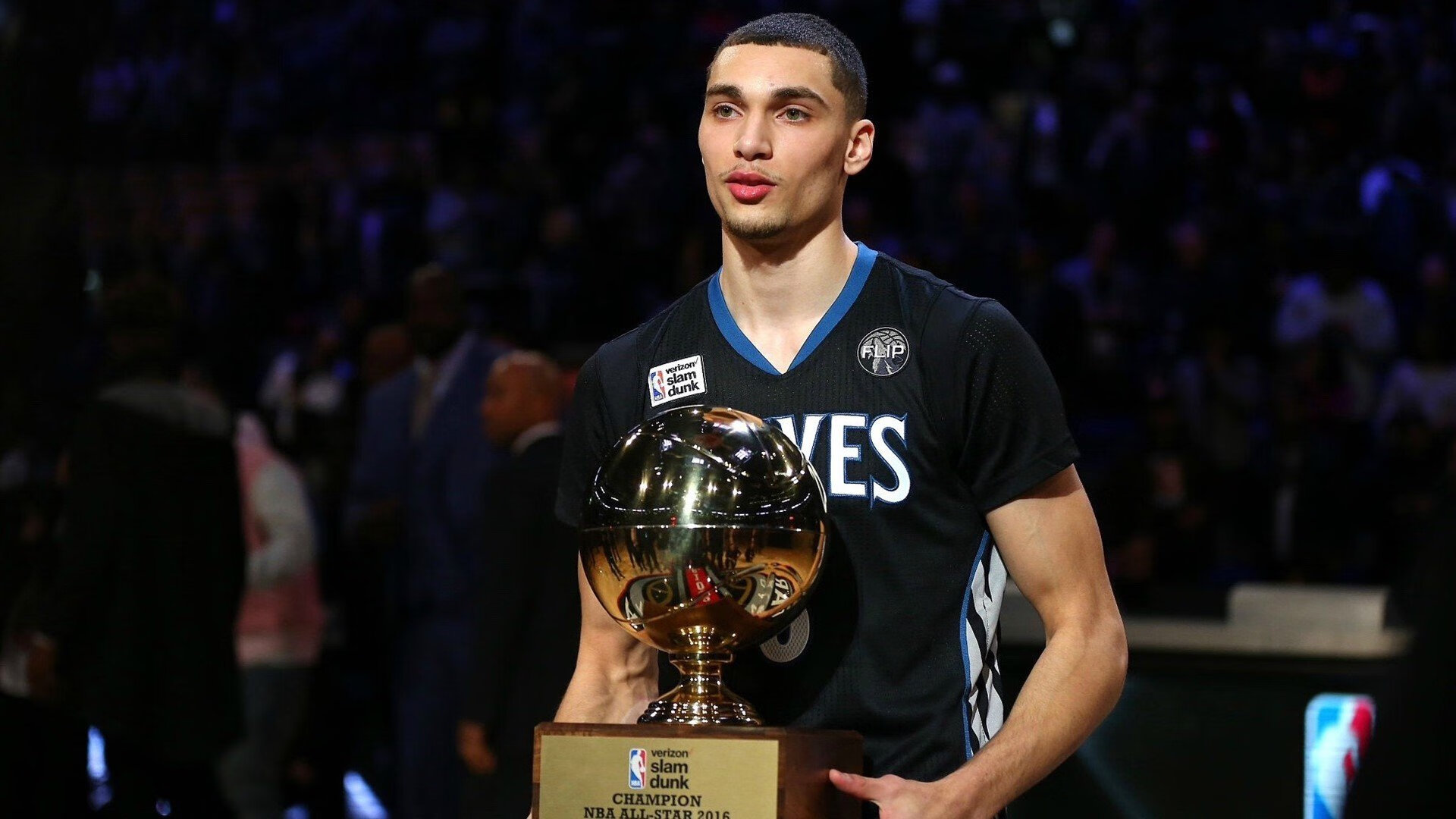 _海底探秘：潜水泅渡中的水肺网球挑战_，水肺潜水视频