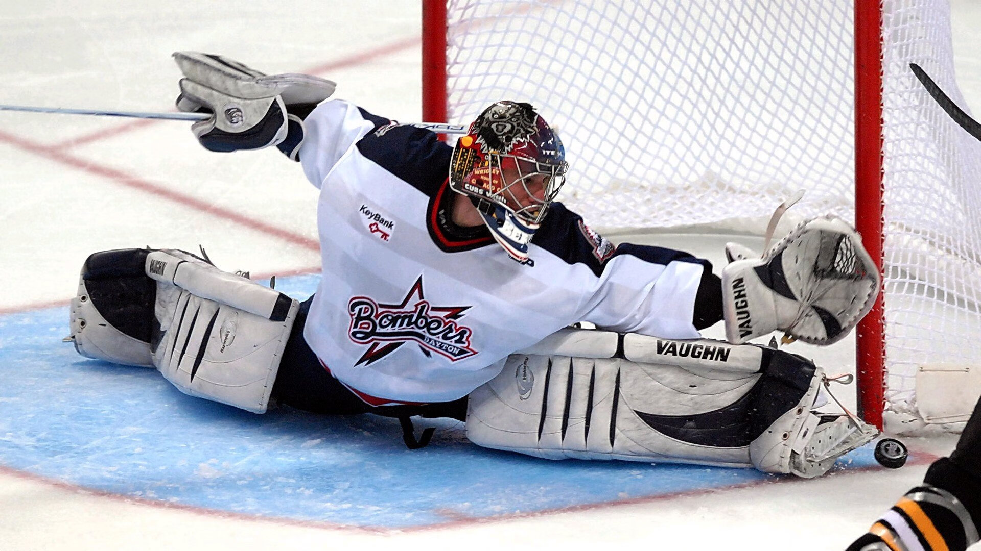 严格裁判体系：确保每一局比赛的公正性，严格遵守比赛规则 坚决服从裁判